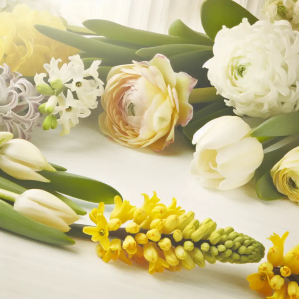 Tavaszi szezonális virágkollekció pasztell csokrokkal és zöldekkel